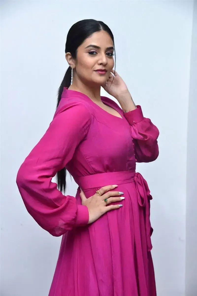 TV ANCHOR SREEMUKHI AT SAMMATHAME MOVIE PRE RELEASE EVENT 7